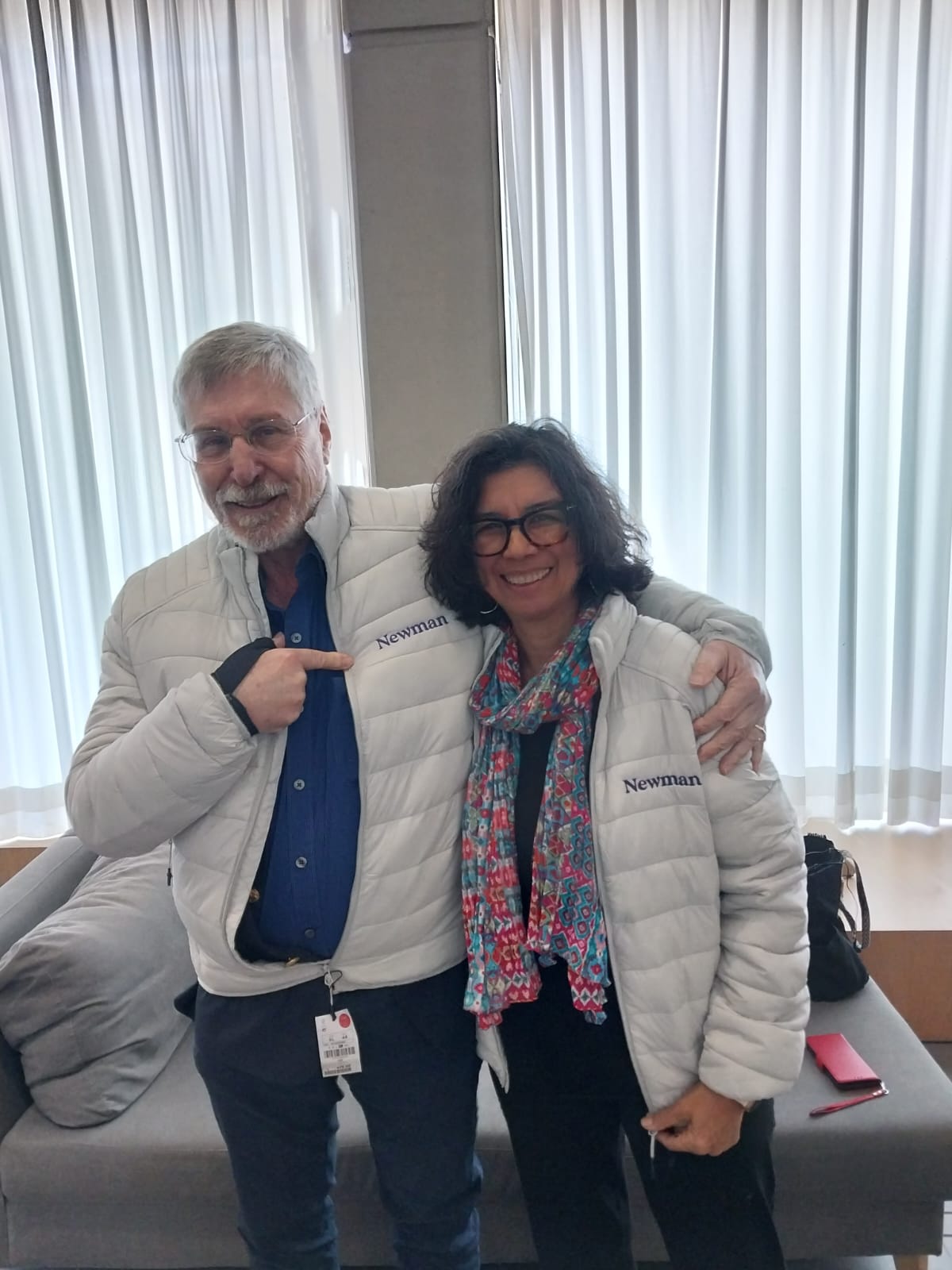 Dr. Bessel van der Kolk con chamarra Newman Institute, psiquiatra experto en trauma y autor de El Cuerpo Lleva la Cuenta